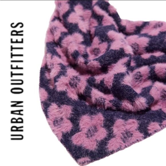 NEW UO Urban Outfitters Ellie Knit Triangle Scarf - Picture 3 of 3